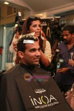 Zaheer Khan at L_Oreal Professionnel INOA gives Zaheer Khan a makeover in Kromakay, Juhu, Mumbai on 10th Feb 2011 (4).JPG