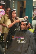Zaheer Khan at L_Oreal Professionnel INOA gives Zaheer Khan a makeover in Kromakay, Juhu, Mumbai on 10th Feb 2011 (5).JPG