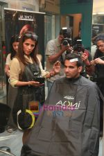 Zaheer Khan at L_Oreal Professionnel INOA gives Zaheer Khan a makeover in Kromakay, Juhu, Mumbai on 10th Feb 2011 (7).JPG