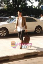Kareena Kapoor leaves to join Saif Ali Khan in Bhopal in Domestic Airport, Mumbai on 24th Feb 2011 (9).JPG