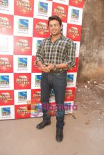 Madhavan promote Tanu Weds Manu on Jhalak Dikhla Ja sets in Filmistan, Mumbai on 24th Feb 2011 (18).JPG