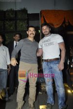 Aamir Khan, Sohail Khan at the Launch of Suzanne Roshan_s The Charcoal Project in Andheri, Mumbai on 27th Feb 2011 (2).JPG