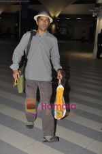 Farhan Akhtar return from Don 2_s Malaysia schedule in Mumbai Airort on 11th March 2011 (5).JPG