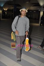 Farhan Akhtar return from Don 2_s Malaysia schedule in Mumbai Airort on 11th March 2011 (6).JPG