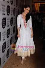 Kareena Kapoor at Manish Malhotra show at Lakme Fashion Week 2011 Day 2 in Grand Hyatt, Mumbai on 12th March 2011 (10).JPG