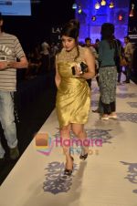 at Manish Malhotra show at Lakme Fashion Week 2011 Day 2 in Grand Hyatt, Mumbai on 12th March 2011 (11).JPG
