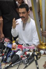 Aamir Khan celebrates 46th birthday with Media in Bandra, Mumbai on 14th March 2011 (11).JPG