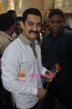 Aamir Khan celebrates 46th birthday with Media in Bandra, Mumbai on 14th March 2011 (13).JPG