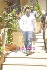 Aamir Khan celebrates 46th birthday with Media in Bandra, Mumbai on 14th March 2011 (26).JPG