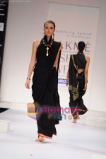 Model walk the ramp for Eina Ahluwalia show at Lakme Fashion Week 2011 Day 3 in Grand Hyatt, Mumbai on 13th March 2011 (29).JPG