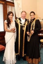 Vidya Balan honoured by the Mayor of Melbourne on 14th March 2011 (4).jpeg