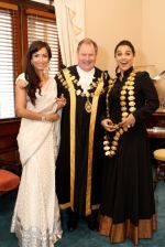 Vidya Balan honoured by the Mayor of Melbourne on 14th March 2011 (5).jpeg