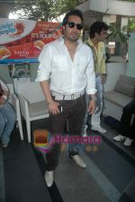 Mika Singh play holi in Andheri on 15th March 2011 (4).JPG