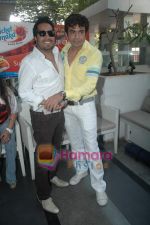 Mika Singh, Raja Chaudhary play holi in Andheri on 15th March 2011 (2).JPG