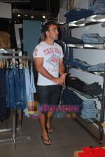 New Zealand criket team snapped shopping at Palladium with their kids n spouse on 19th March 2011 (70).JPG