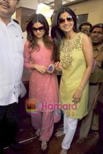 Shilpa and Shamita Shetty snapped at Siddhivinayak in Dadar, Mumbai on 22nd March 2011.JPG