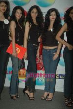 Femina Miss India 2011 contestants visit Liberty store in Oberoi Mall on 24th March 2011 (7).JPG