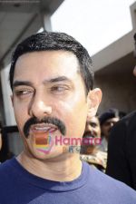 Aamir Khan leave for Mohali for cricket match on 30th March 2011 (11).JPG