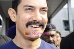 Aamir Khan leave for Mohali for cricket match on 30th March 2011 (9).JPG