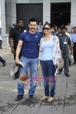 Aamir Khan, Kiran Rao leave for Mohali for cricket match on 30th March 2011 (11).JPG