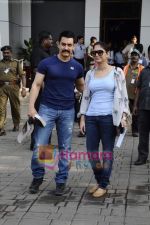 Aamir Khan, Kiran Rao leave for Mohali for cricket match on 30th March 2011 (2).JPG