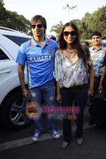 Vivek Oberoi with wife Priyanka Alva leave for Mohali for cricket match on 30th March 2011 (2).JPG