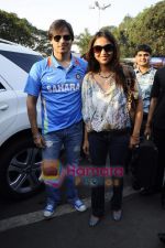 Vivek Oberoi with wife Priyanka Alva leave for Mohali for cricket match on 30th March 2011 (3).JPG