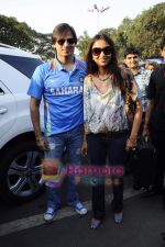 Vivek Oberoi with wife Priyanka Alva leave for Mohali for cricket match on 30th March 2011 (31).JPG