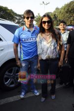 Vivek Oberoi with wife Priyanka Alva leave for Mohali for cricket match on 30th March 2011 (4).JPG
