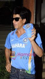 Shahrukh Khan at Mannat today as he supports Indian team on 30th Mrch 2011 (2).JPG