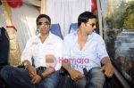 Akshay Kumar and Sunil Shetty promote Thank You outside SRK_s house Mannat on 31st March 2011 (13).JPG