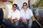 Akshay Kumar and Sunil Shetty promote Thank You outside SRK_s house Mannat on 31st March 2011 (21).JPG
