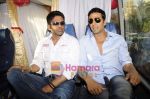Akshay Kumar and Sunil Shetty promote Thank You outside SRK_s house Mannat on 31st March 2011 (25).JPG