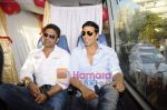 Akshay Kumar and Sunil Shetty promote Thank You outside SRK_s house Mannat on 31st March 2011 (9).JPG