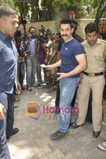 Aamir Khan leaves for India-Srilanka worldcup Finale in Bandra, Mumbai on 2nd April 2011 (14).JPG