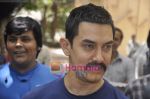 Aamir Khan leaves for India-Srilanka worldcup Finale in Bandra, Mumbai on 2nd April 2011 (20).JPG