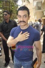 Aamir Khan leaves for India-Srilanka worldcup Finale in Bandra, Mumbai on 2nd April 2011 (22).JPG