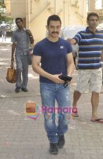 Aamir Khan leaves for India-Srilanka worldcup Finale in Bandra, Mumbai on 2nd April 2011 (23).JPG