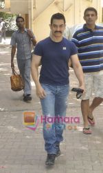 Aamir Khan leaves for India-Srilanka worldcup Finale in Bandra, Mumbai on 2nd April 2011 (24).JPG