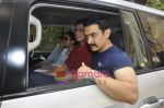 Aamir Khan leaves for India-Srilanka worldcup Finale in Bandra, Mumbai on 2nd April 2011 (4).JPG