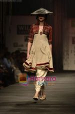 Model walks the ramp at Tarun Tahiliani_s show on Wills Lifestyle India Fashion Week 2011 - Day 1 in Delhi on 6th April 2011 (101).JPG