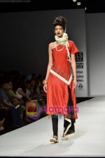 Model walks the ramp for Urvashi Kaur show on Wills Lifestyle India Fashion Week 2011 - Day 1 in Delhi on 6th April 2011 (24).JPG
