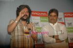Vishal Bharadwaj, Amole Gupte at the launch of Amole Gupte_s Stanley ka Dabba in Menboob,  Mumbai on 6th April 2011 (17).JPG