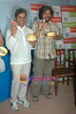 Vishal Bharadwaj, Amole Gupte at the launch of Amole Gupte_s Stanley ka Dabba in Menboob,  Mumbai on 6th April 2011 (5).JPG