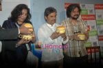 Vishal Bharadwaj, Amole Gupte at the launch of Amole Gupte_s Stanley ka Dabba in Menboob,  Mumbai on 6th April 2011 (7).JPG