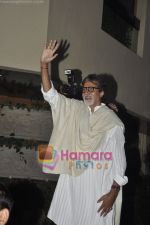 Amitabh Bachchan snapped outside Jalsaa in Juhu, Mumbai on 8th April 2011 (7).JPG