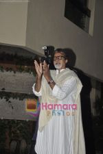 Amitabh Bachchan snapped outside Jalsaa in Juhu, Mumbai on 8th April 2011 (8).JPG