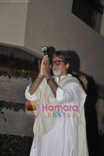 Amitabh Bachchan snapped outside Jalsaa in Juhu, Mumbai on 8th April 2011 (6).JPG