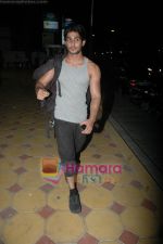 Pratiek babbar snapped getting out of Golds Gym in Bandra, Mumbai on 8th April 2011 (6).JPG