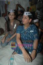 Shabana Azmi, Dia Mirza support Anna Hazare movement in Azad Maidan, Mumbai on 8th April 2011 (3).JPG